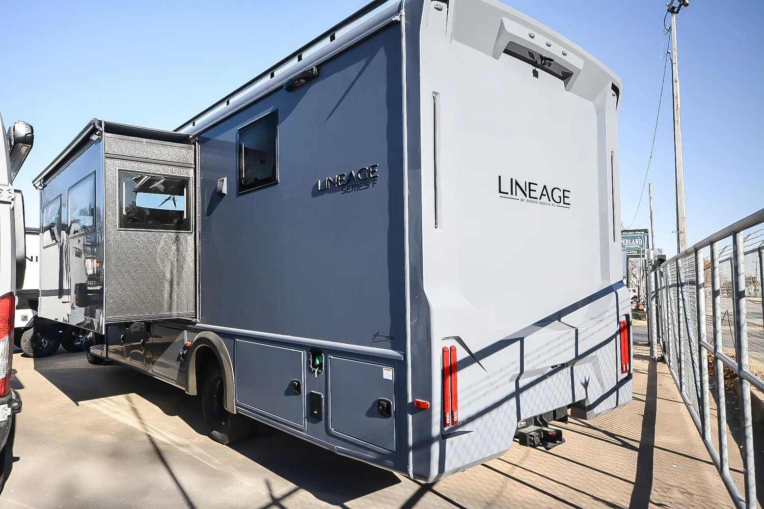 2026 Grand Design Lineage Series F 31ZW - Photo 4