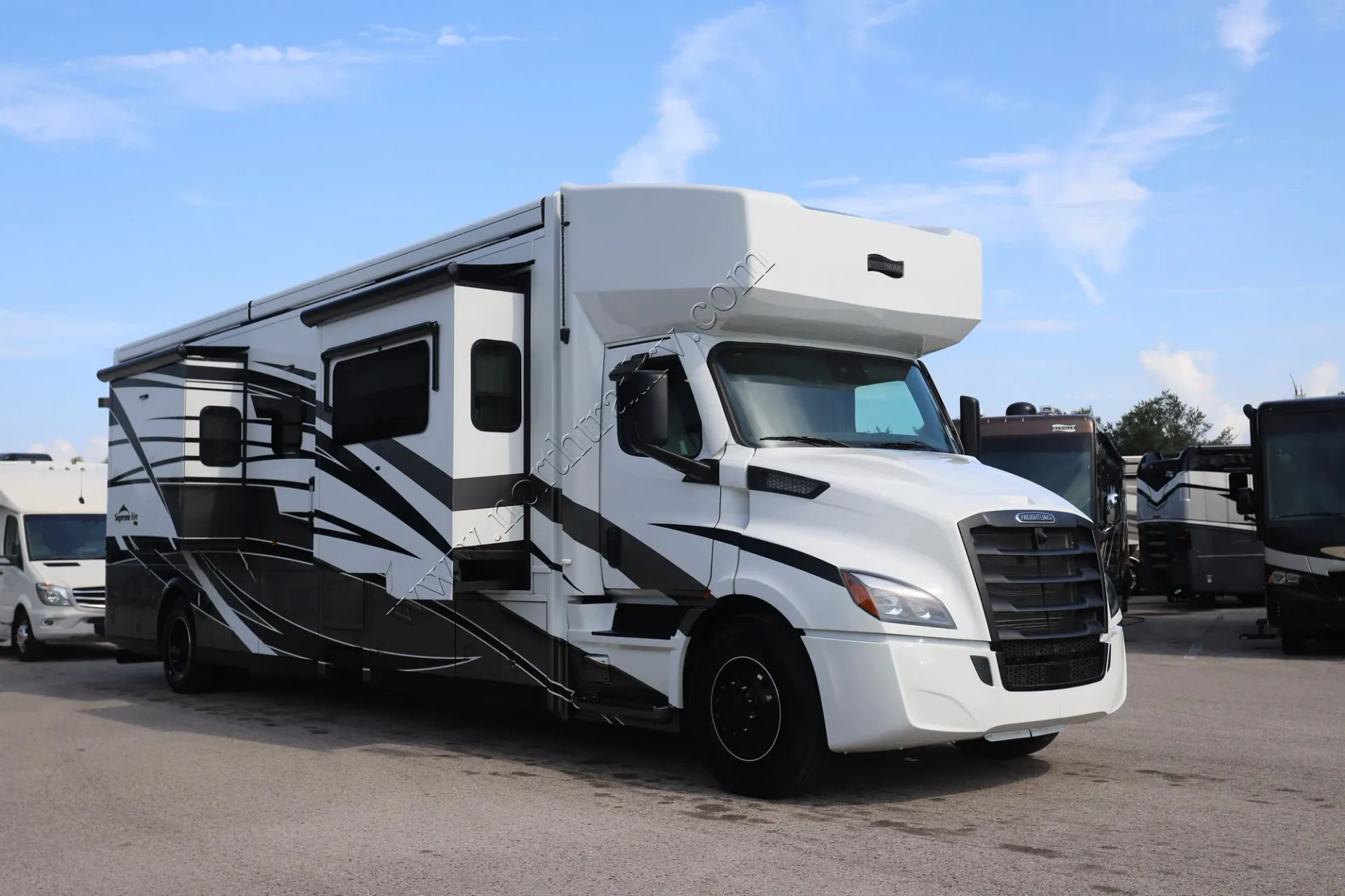 2027 Newmar Supreme Aire 4141 - Photo 3