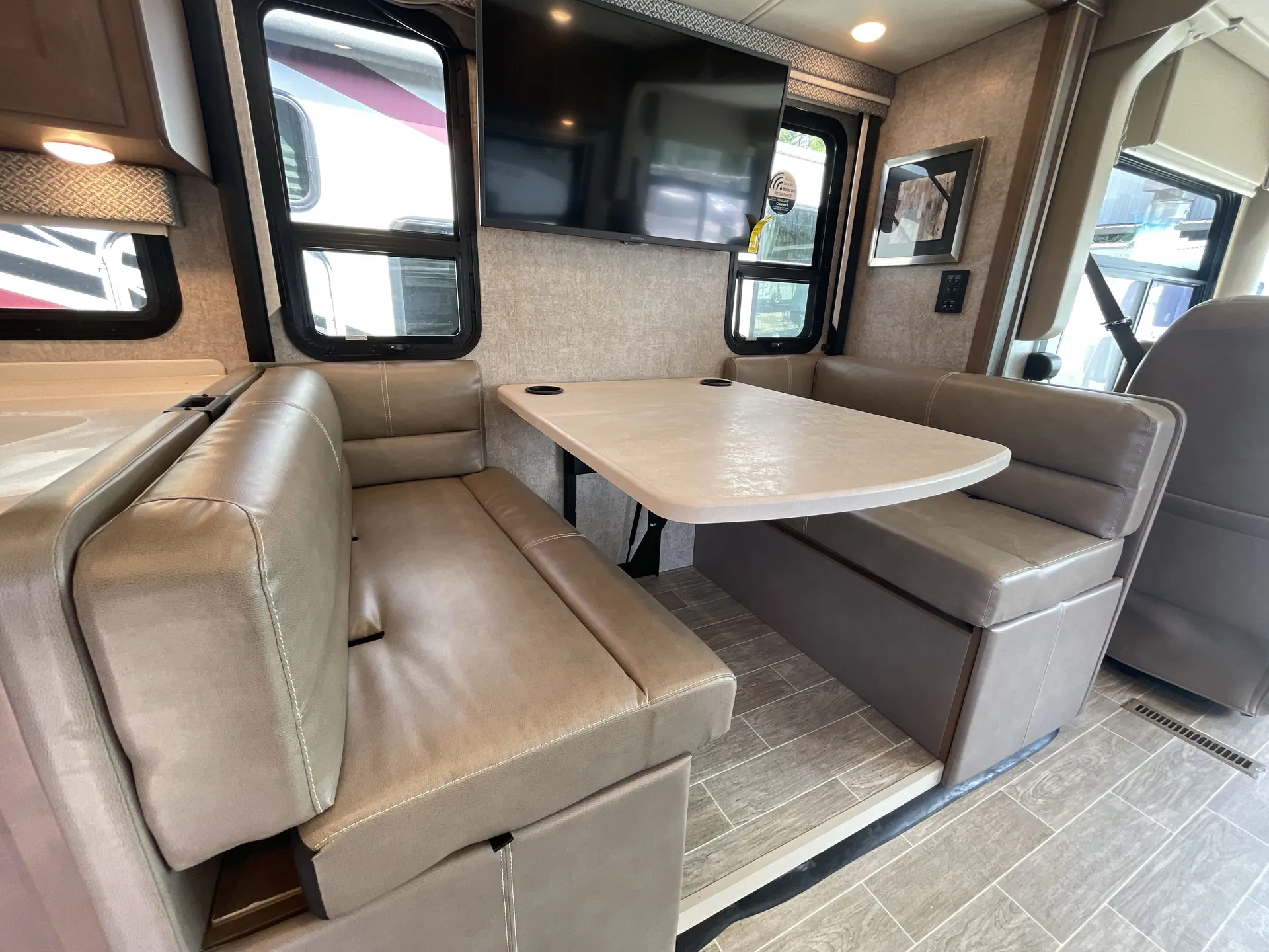 2022 Thor Motor Coach Miramar 34.6 - Photo 4