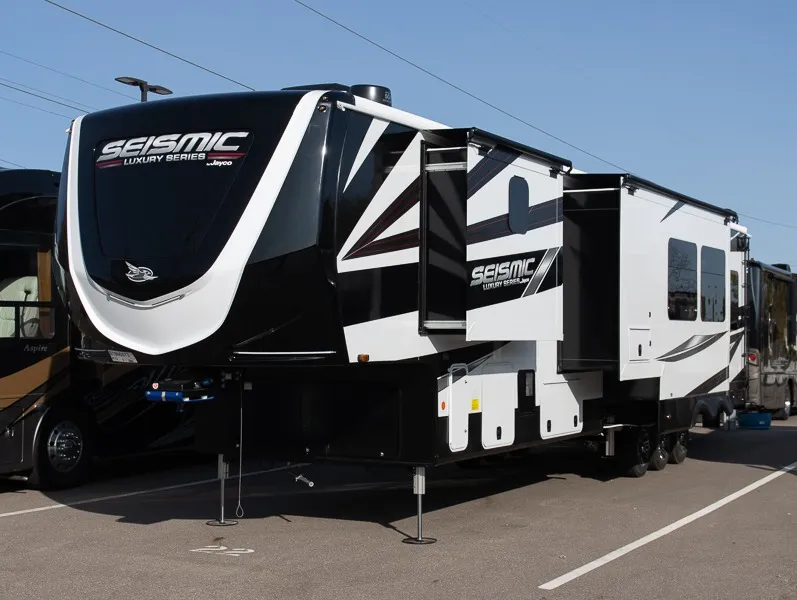 2025 Jayco Seismic Luxury Series 4113, Exterior photo 2