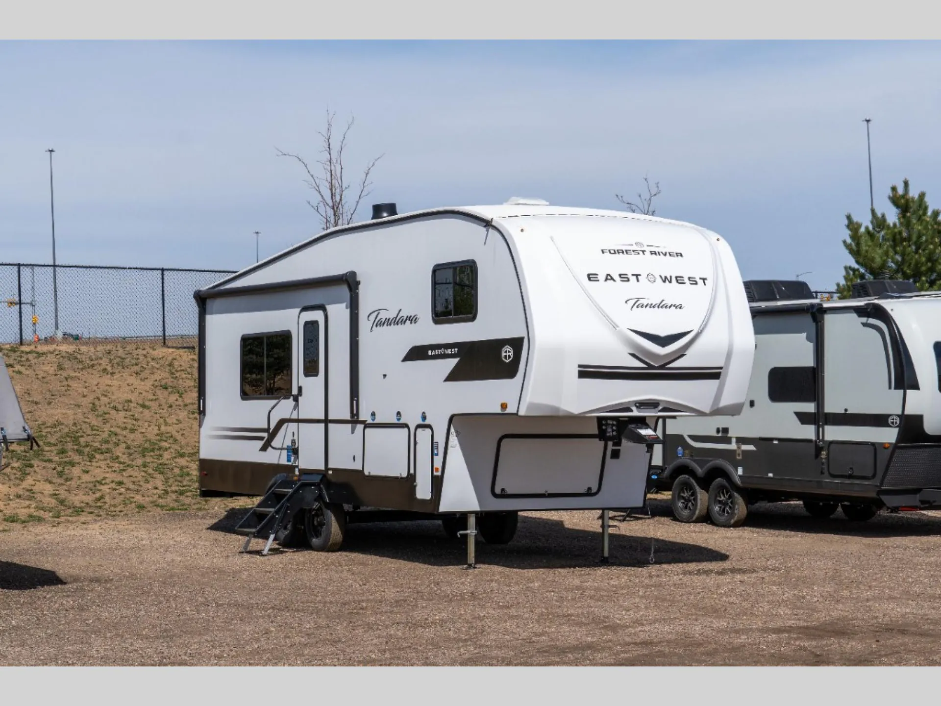 2026 East to West Tandara 235ML - Photo 2