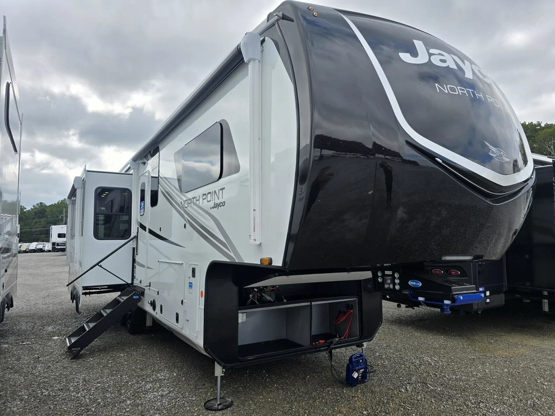 2026 Jayco North Point 310RLTS - Photo 2
