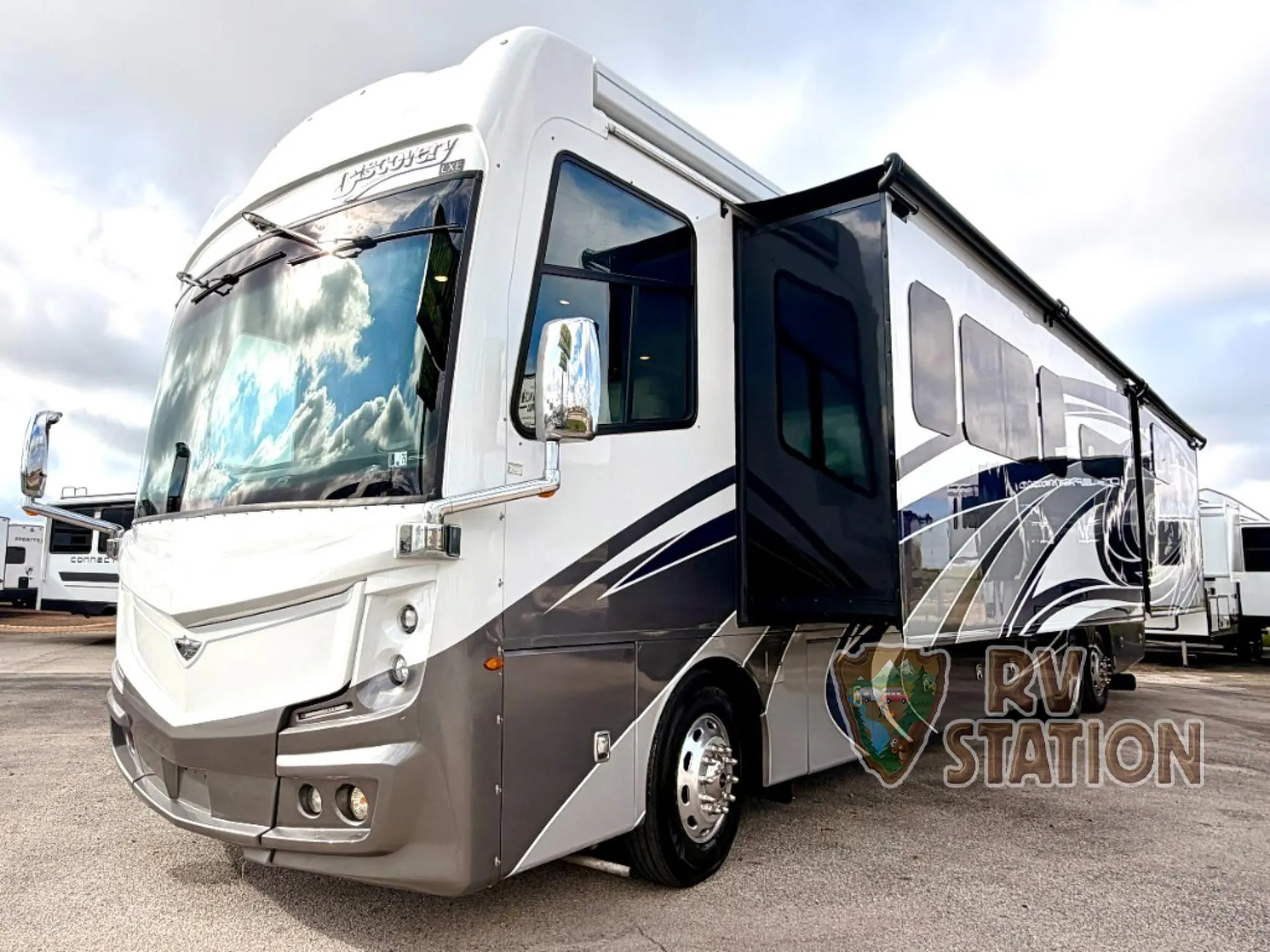2022 Fleetwood Discovery LXE 44S - Photo 4
