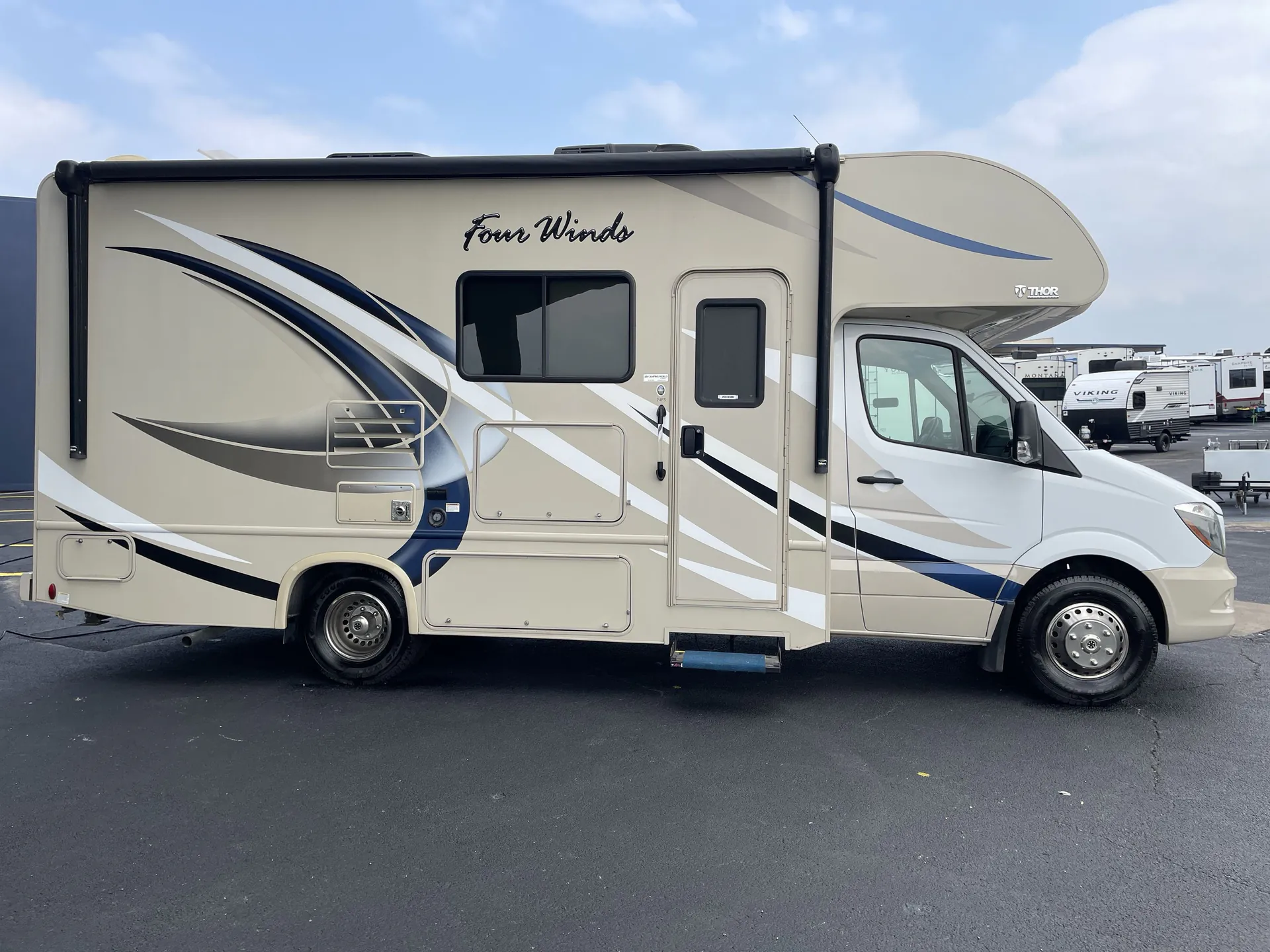 2018 Thor Motor Coach Four Winds 24F — campside