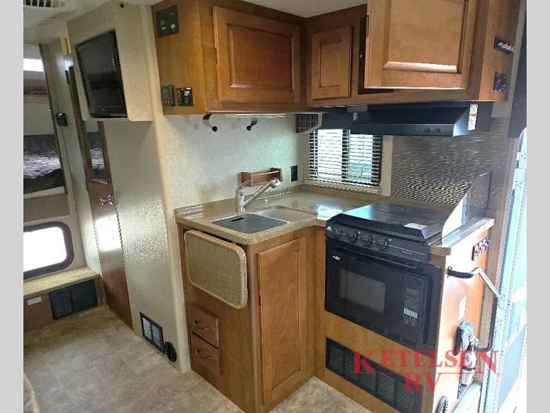 2016 Lance Long Bed 1172 - Photo 3