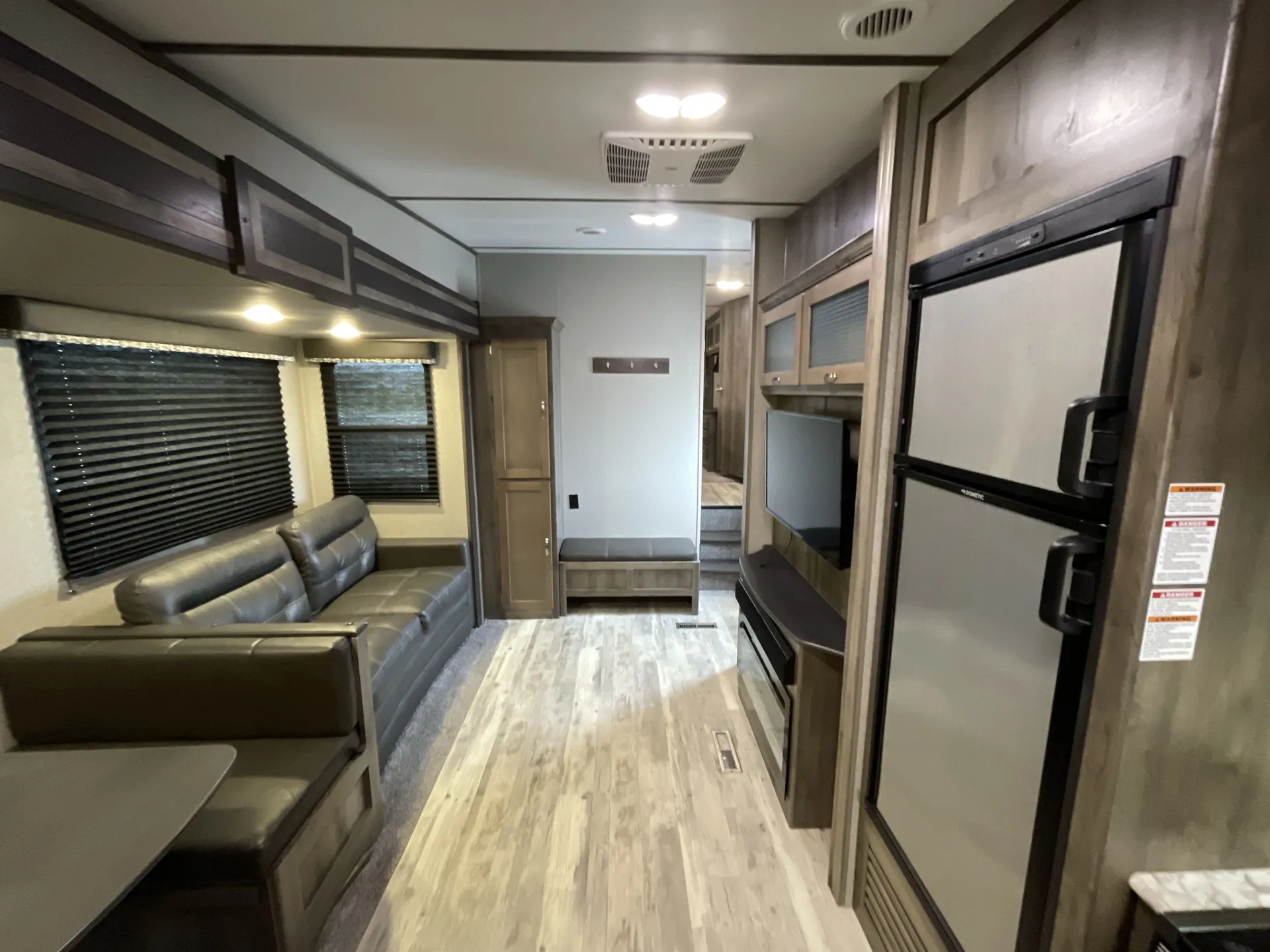 2019 Keystone Sprinter Campfire 27FWML — living area main