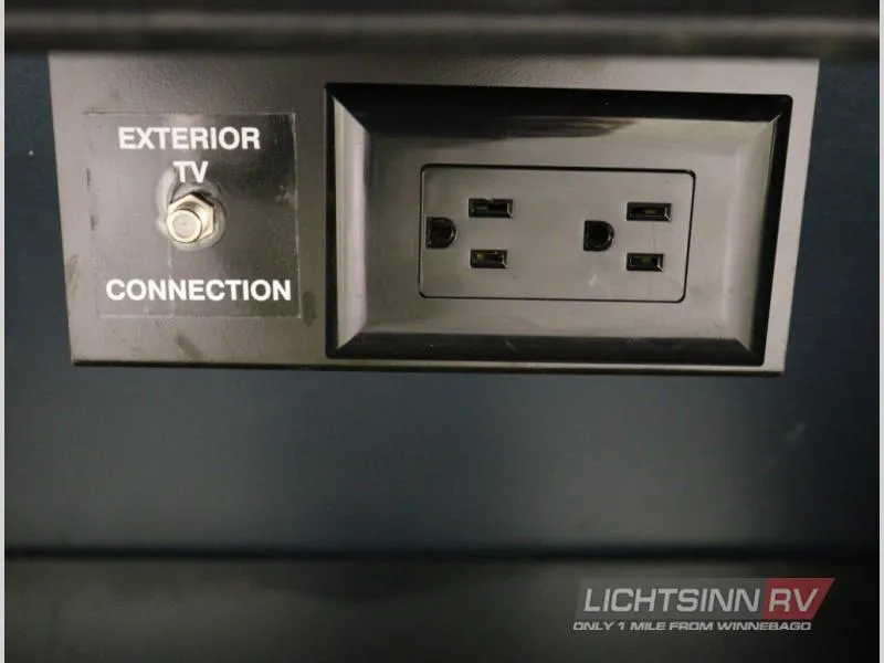 2019 Winnebago Navion 24D - Photo 4