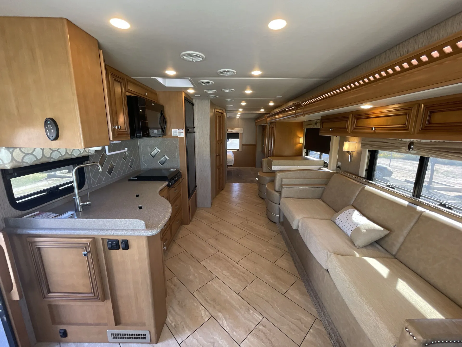 2017 newmar Bay Star 3124 — living area main