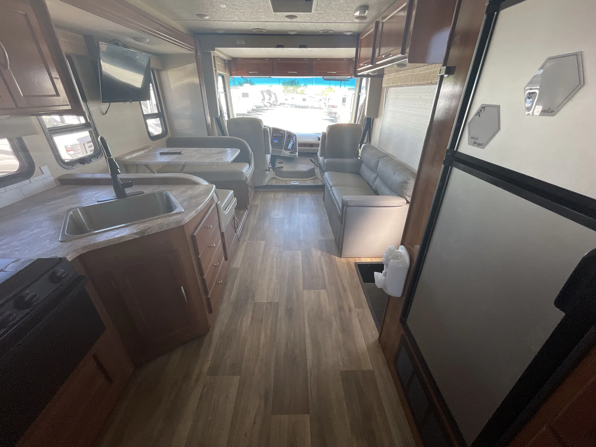 2018 Coachmen Pursuit Precision 27DS — living area main