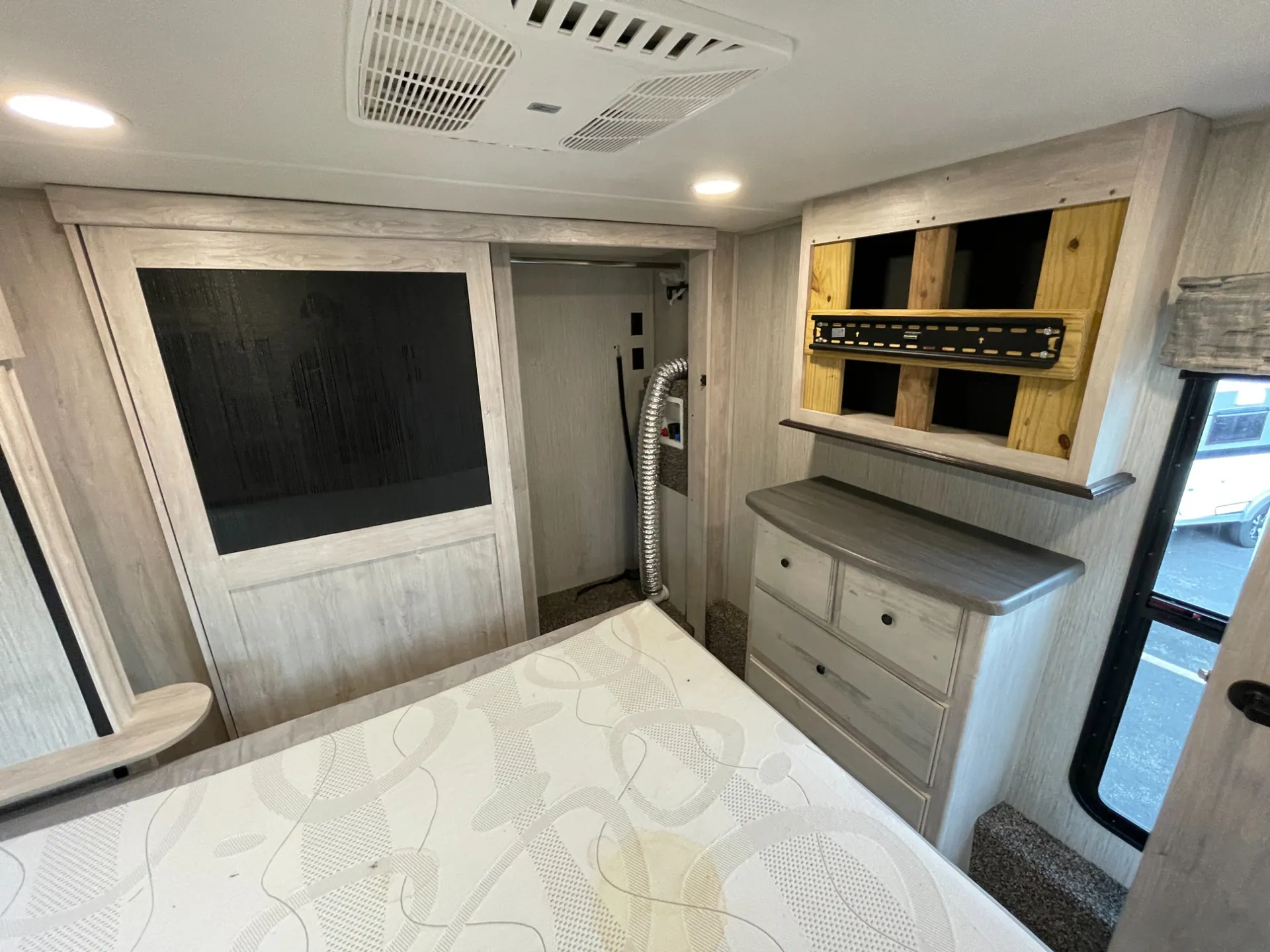 2022 Forest River Sandpiper Luxury 388BHRD — Photo 5
