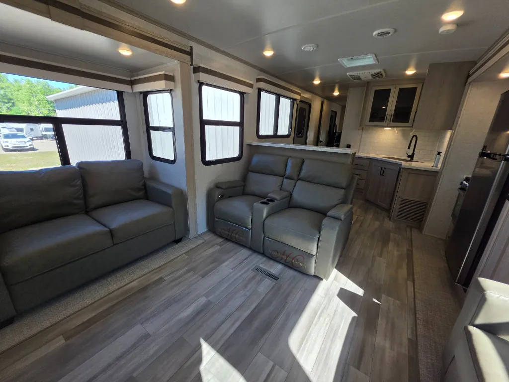 2022 Forest River Rockwood Signature Ultra Lite 8324SB - Photo 4