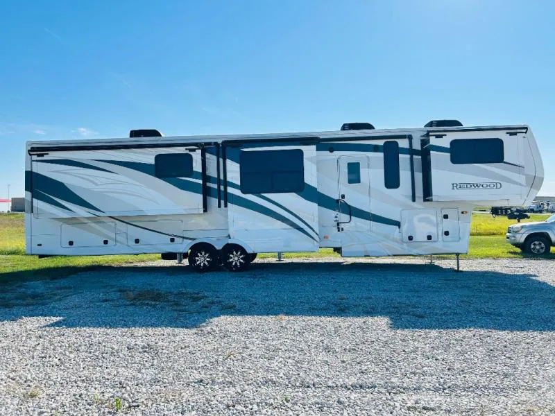 2023 CrossRoads Redwood RW4200FL - Photo 4