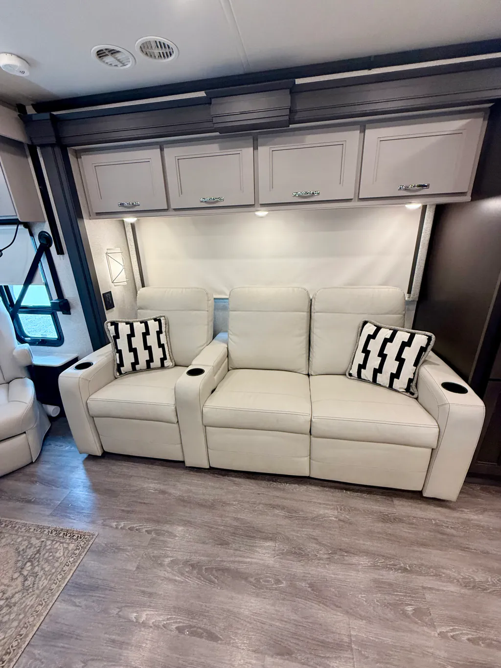 2024 Thor Motor Coach Riviera 39BH, Photos photo 6