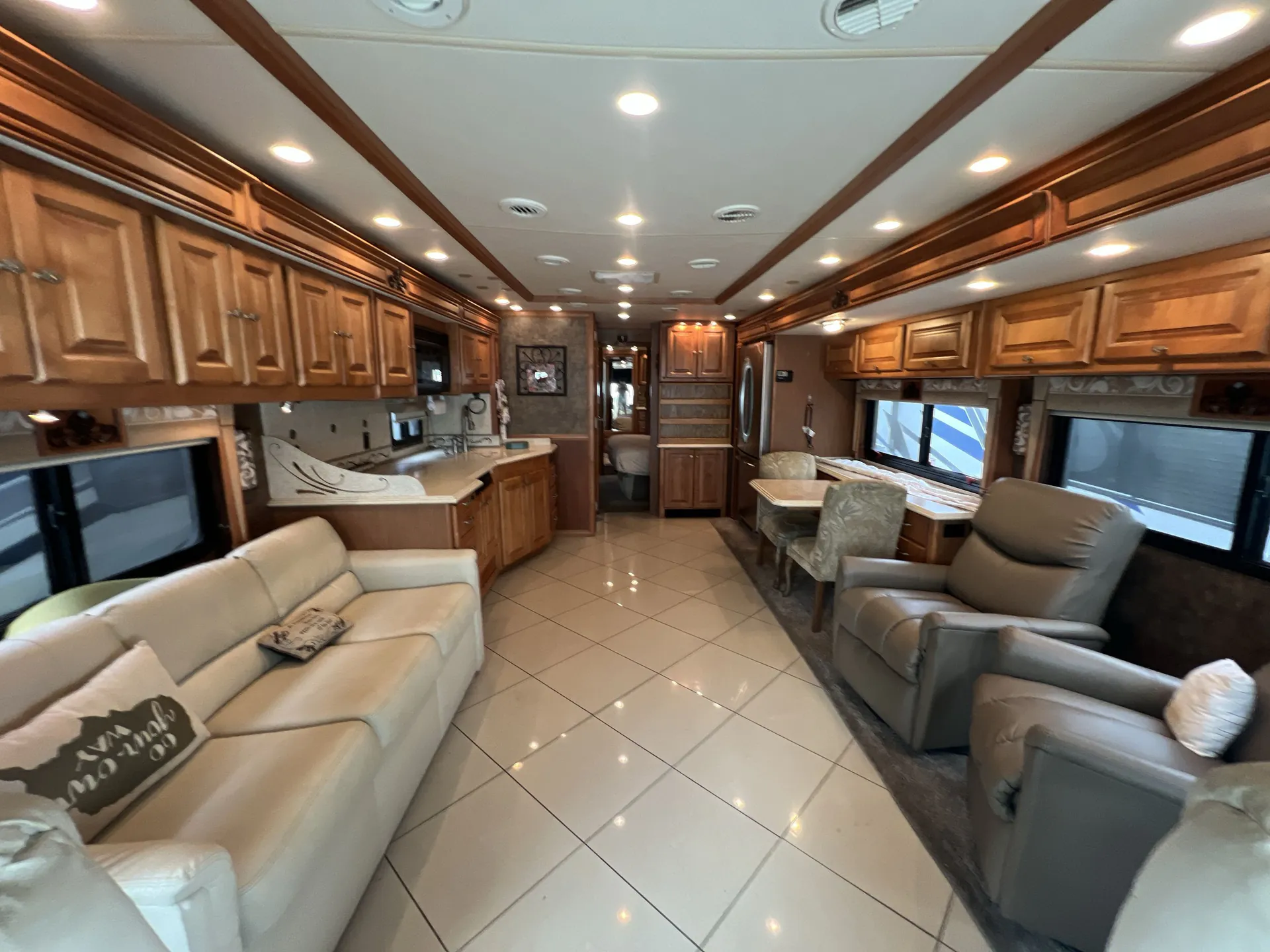 2011 Tiffin Phaeton 40 QBH — living area main