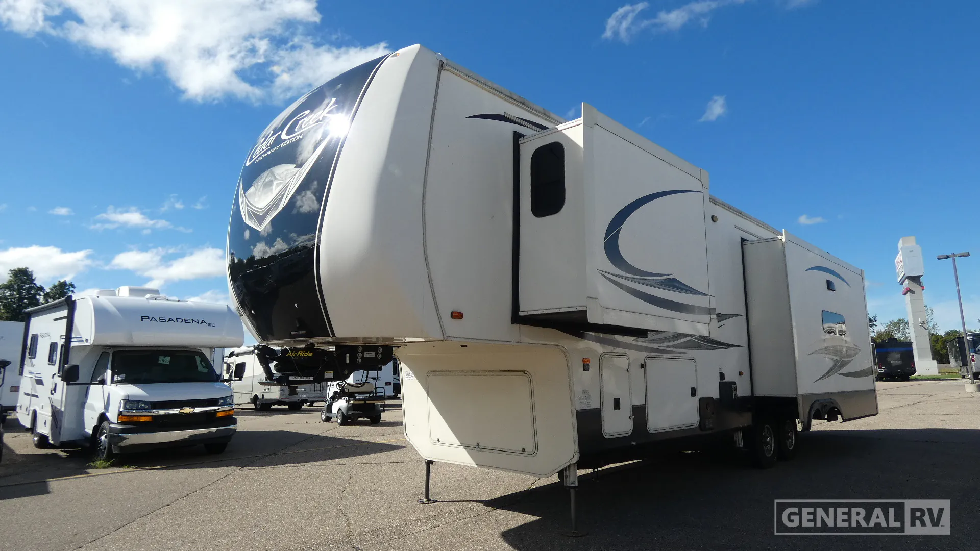 2019 Forest River Cedar Creek Hathaway Edition 34IK — Photo 5