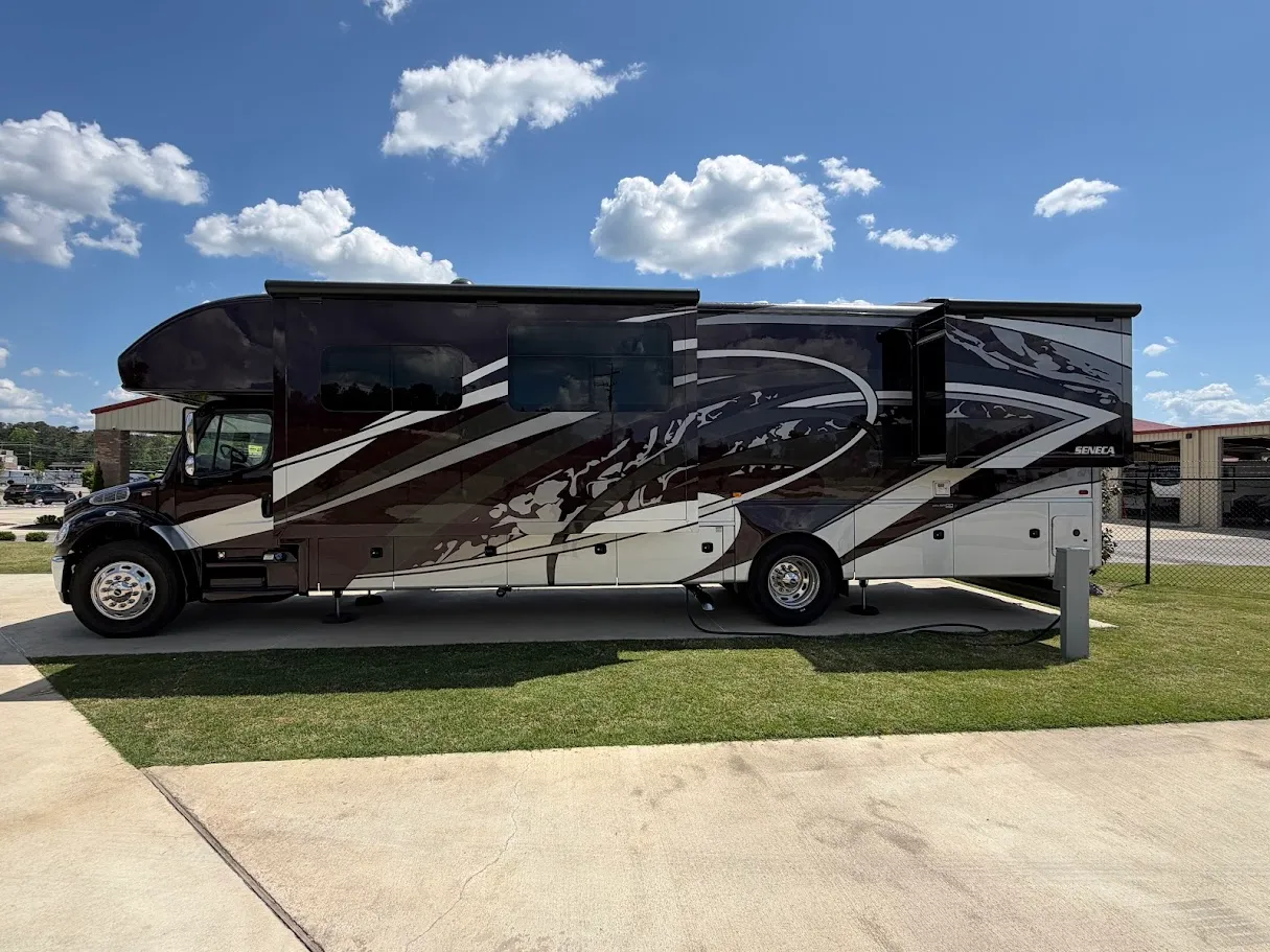 2022 Jayco Seneca 37M - Photo 4