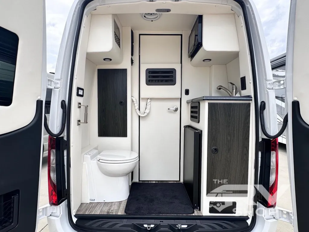 2025 Midwest Automotive Designs Luxe Cruiser D4, Photos photo 13