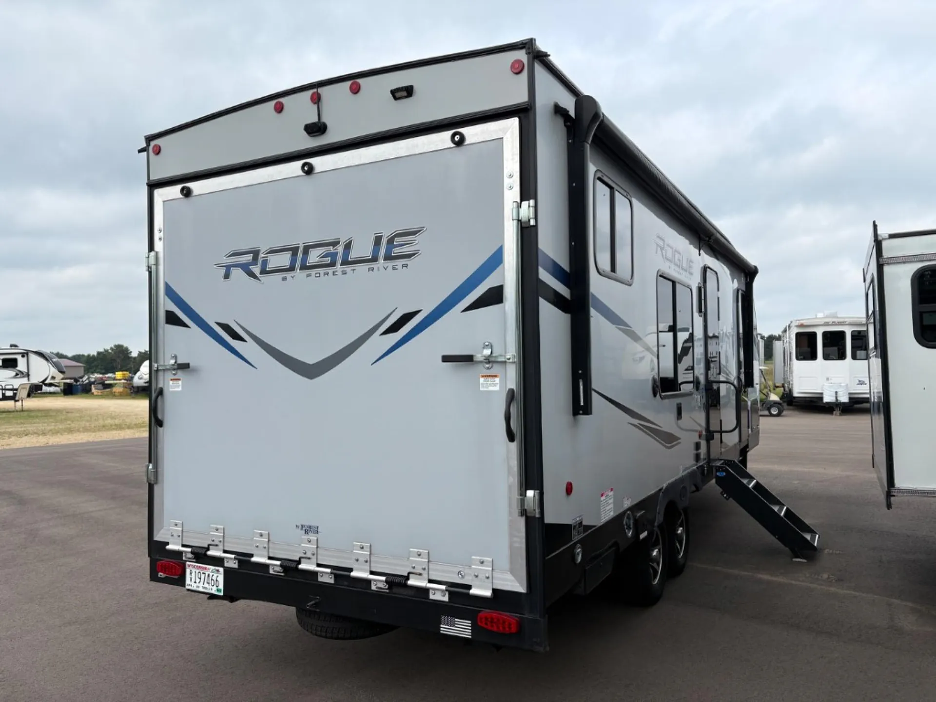 2021 Forest River Vengeance Rogue 25V — Photo 6