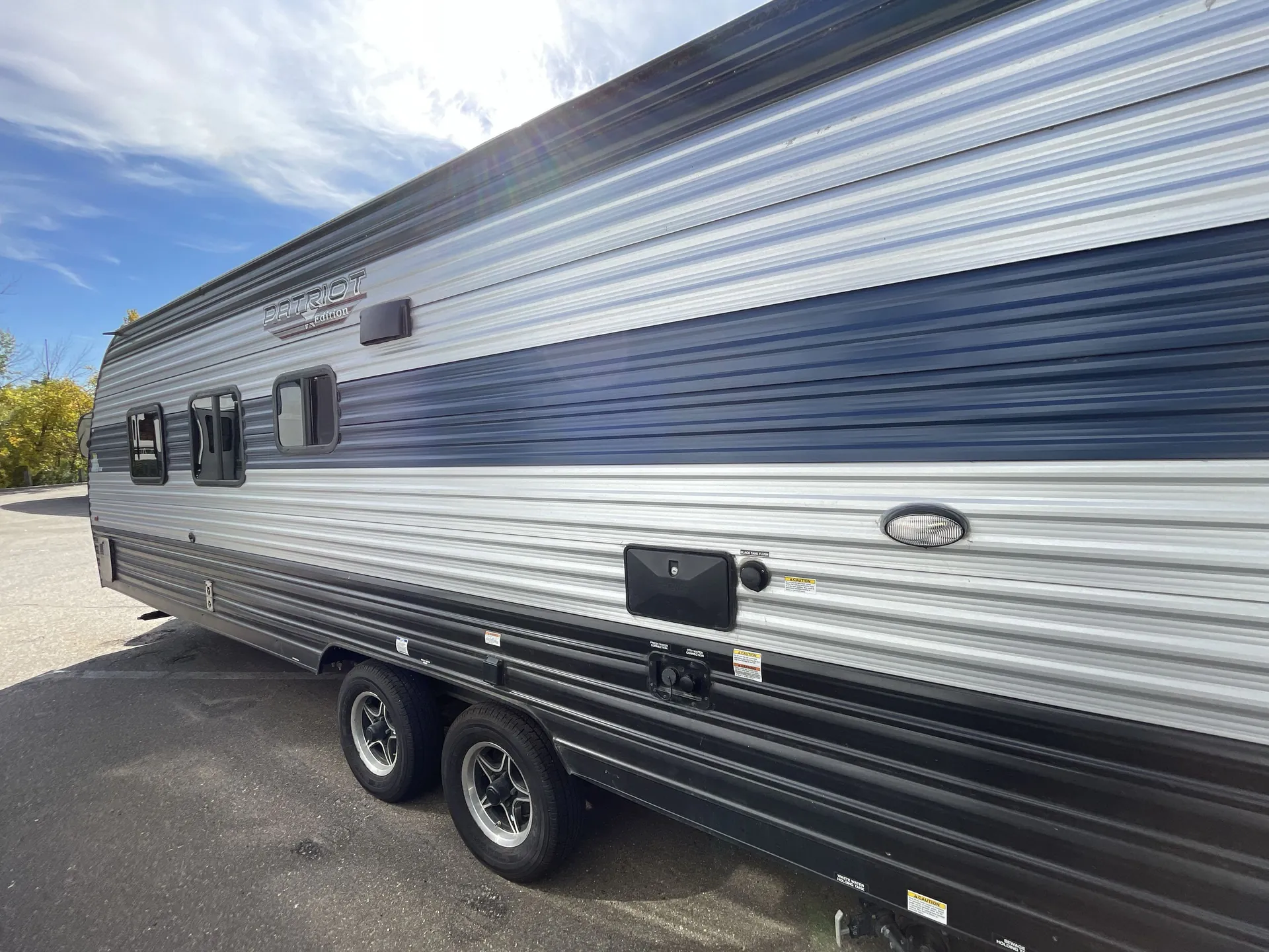 2022 Forest River Cherokee Grey Wolf 26DJSE — off campside