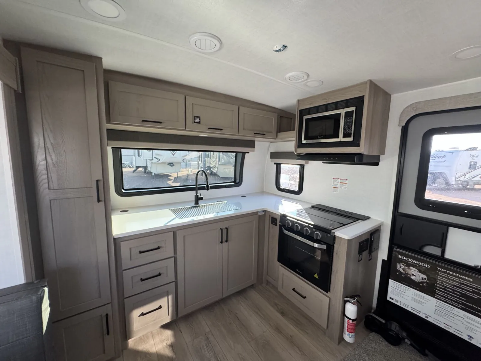 2026 Forest River Rockwood Mini Lite 2506FK — Photo 6