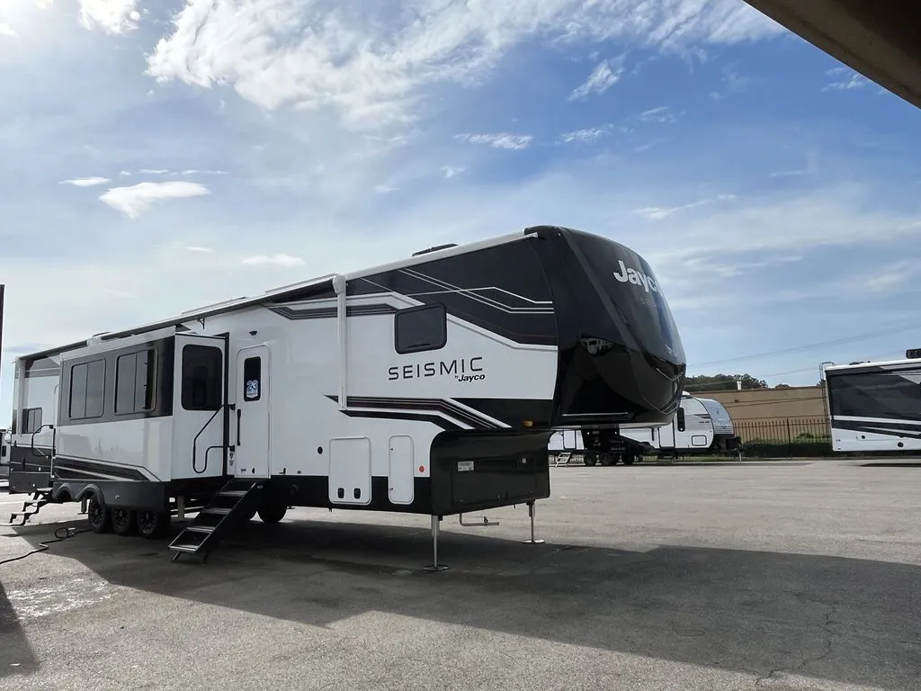 2026 Jayco Seismic 395 - Photo 2