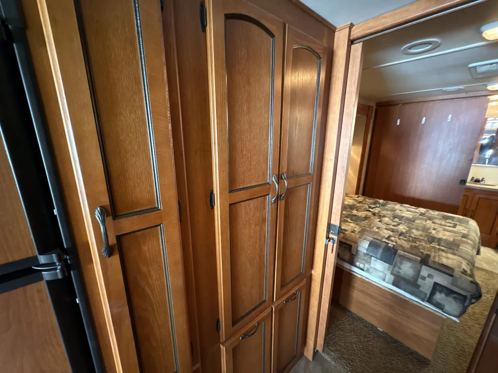 2010 Coachmen Mirada 35DS, Photos photo 12