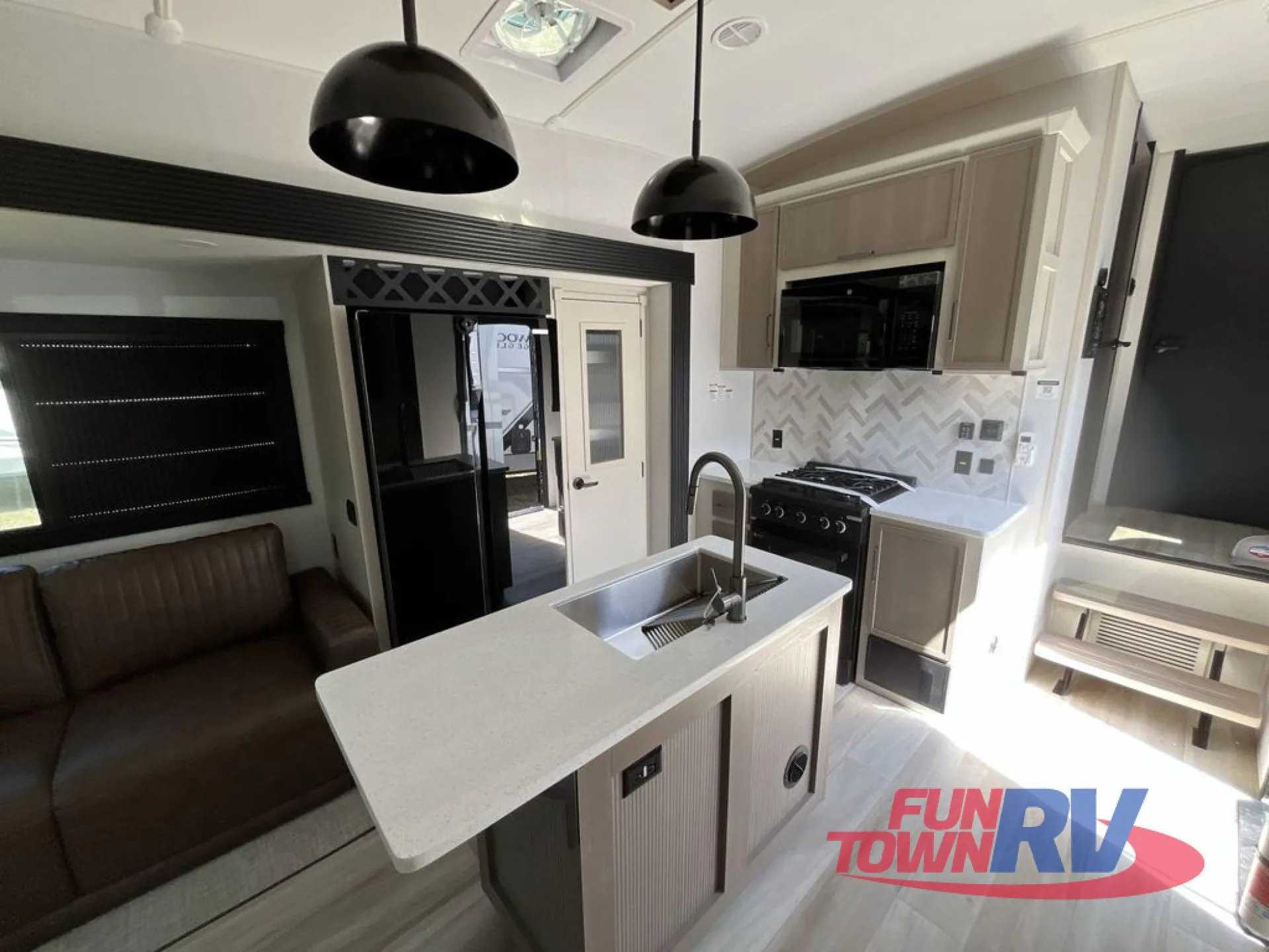 2027 Forest River Wildwood Heritage Glen 286RL — Photo 7