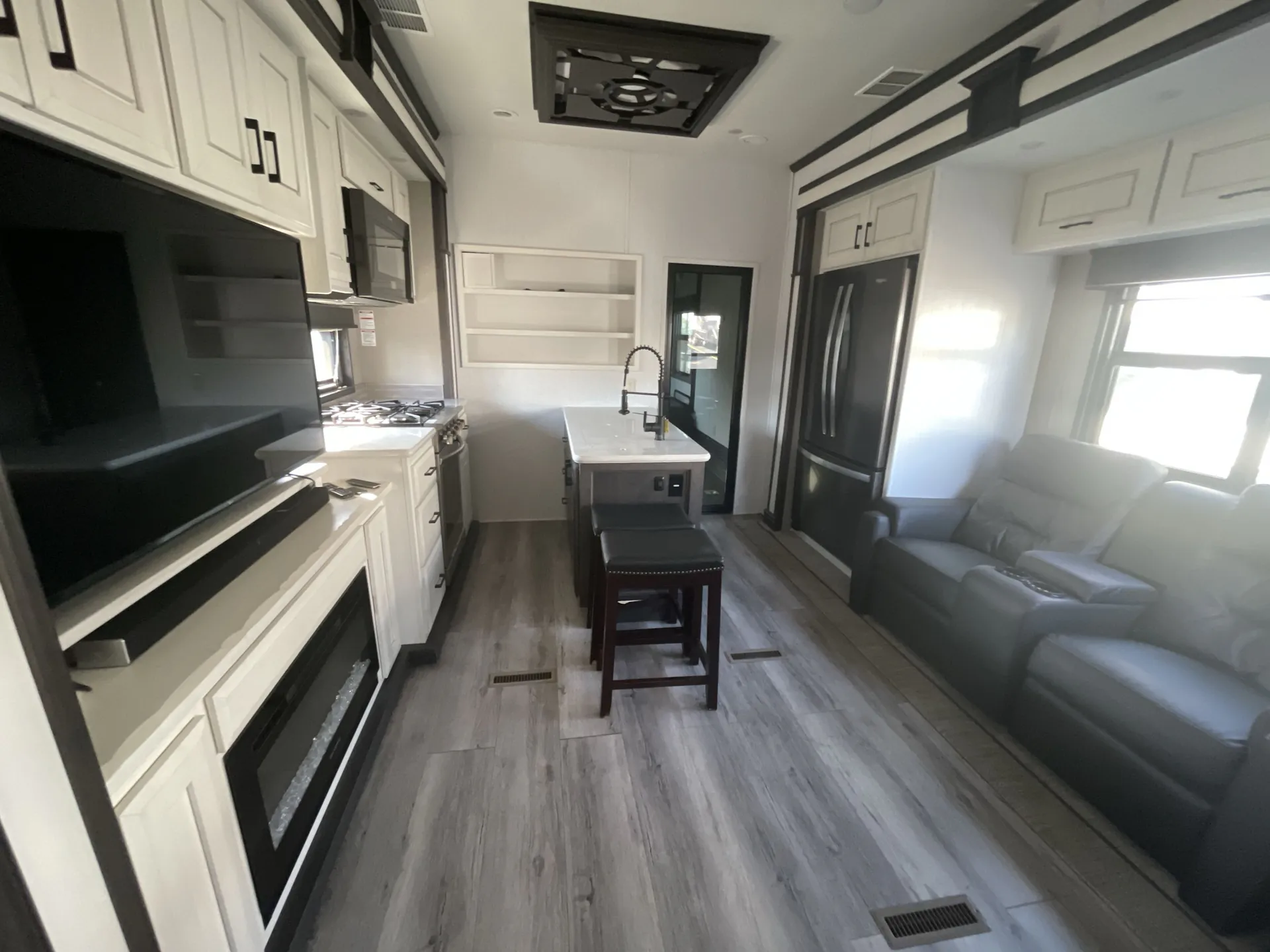 2021 DRV Full House MX450 — living area main