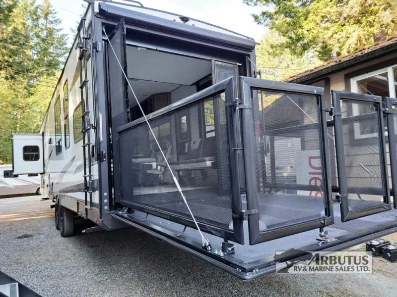 2023 Grand Design Momentum G-Class 32G - Photo 4