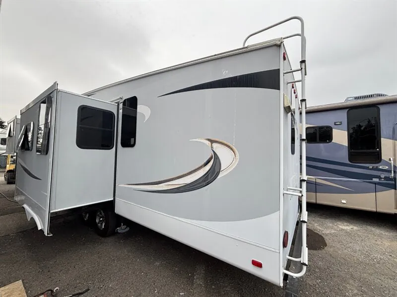 2016 Winnebago Latitude 34RG - Photo 4