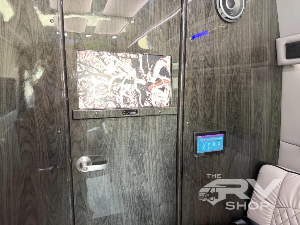 2025 Midwest Automotive Designs Luxe Cruiser D4, Photos photo 14
