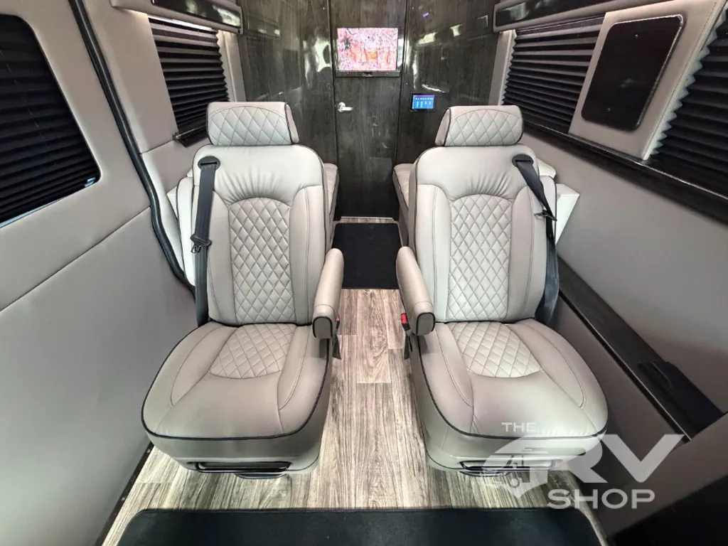 2025 Midwest Automotive Designs Luxe Cruiser D4, Photos photo 17