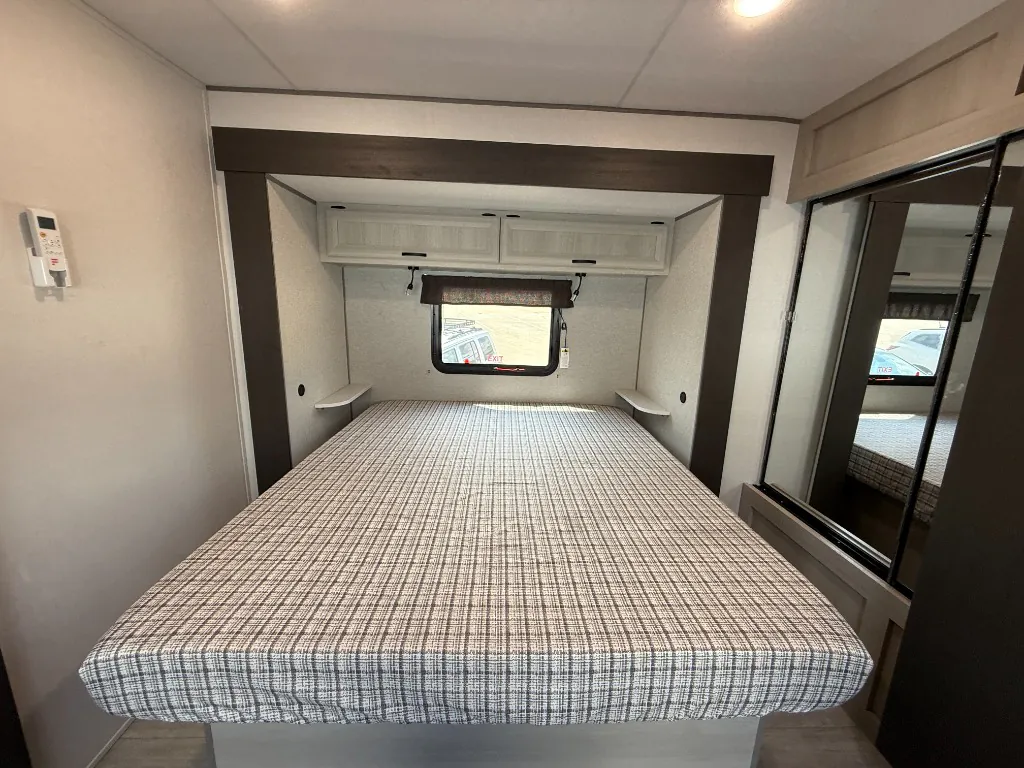 2027 Coachmen Catalina Legacy Edition 343BHTS (2 Queen Beds), Photos photo 14