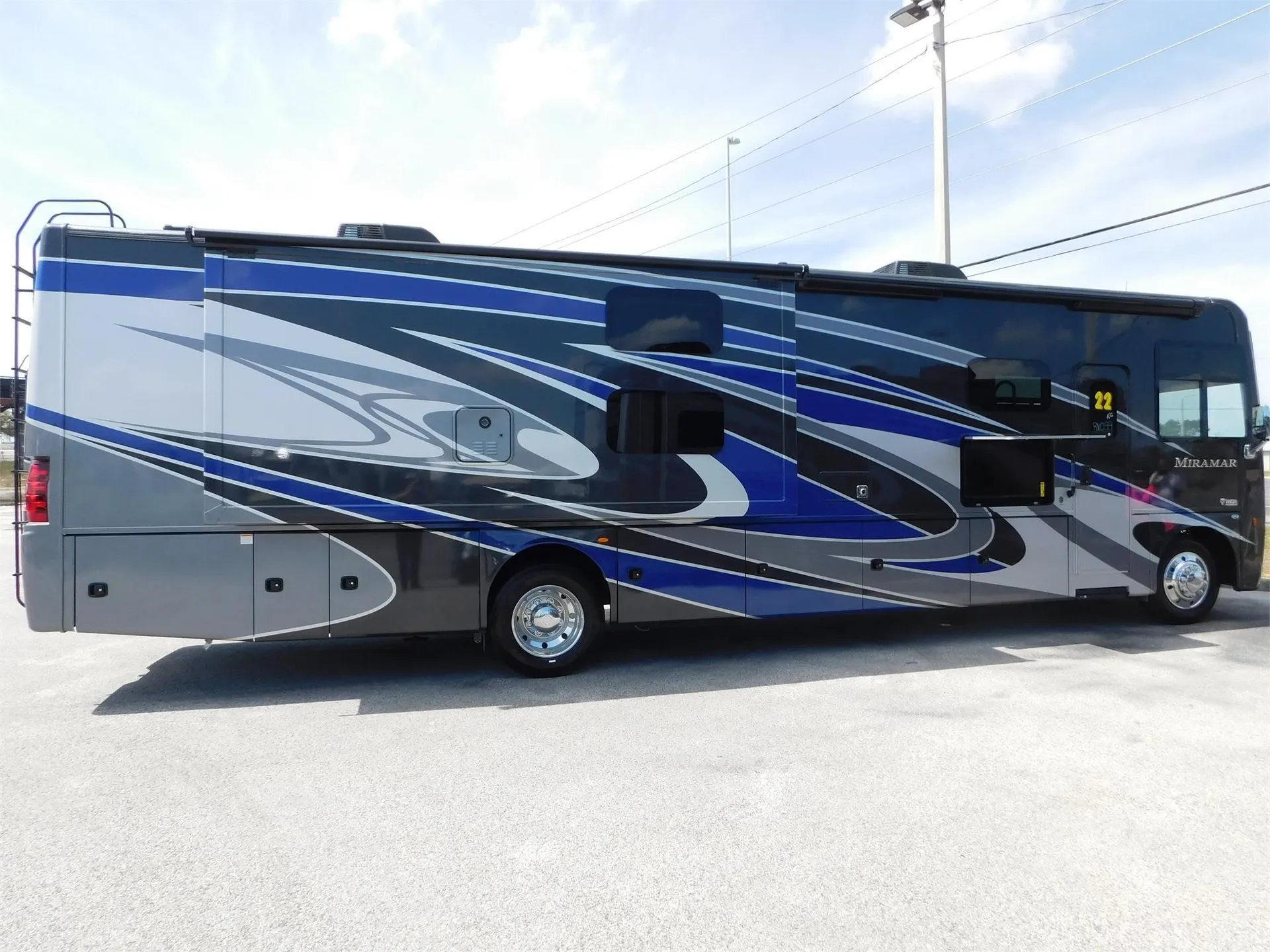 2022 Thor Motor Coach Miramar 37.1 dealer photo 1 from Register RV Center