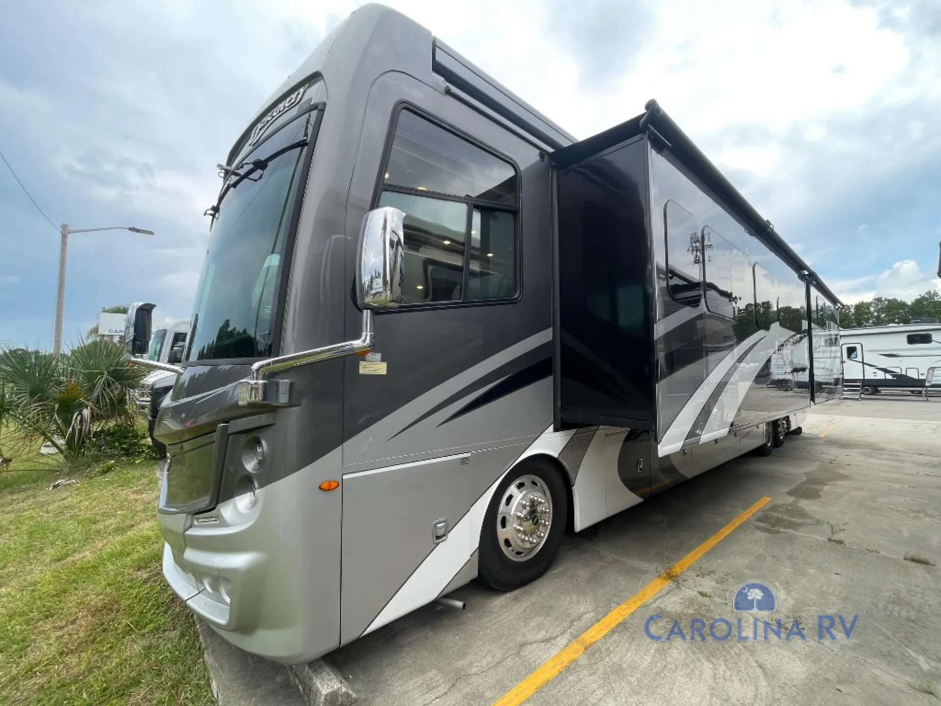2022 Fleetwood Discovery LXE 44S - Photo 4