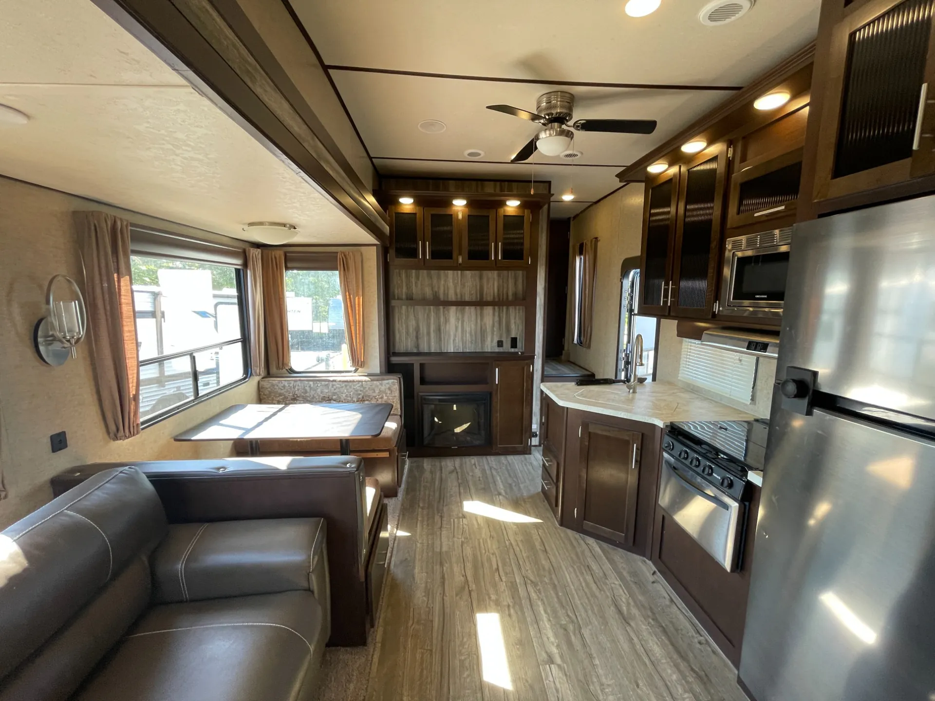 2018 Forest River Cherokee Arctic Wolf 265DBH8 - Photo 3