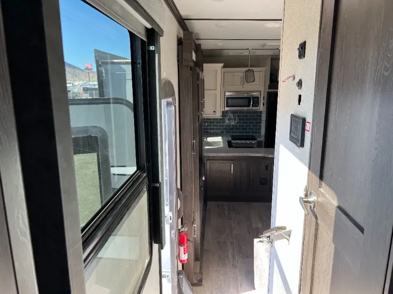 2019 Keystone Raptor 423, Photos photo 23