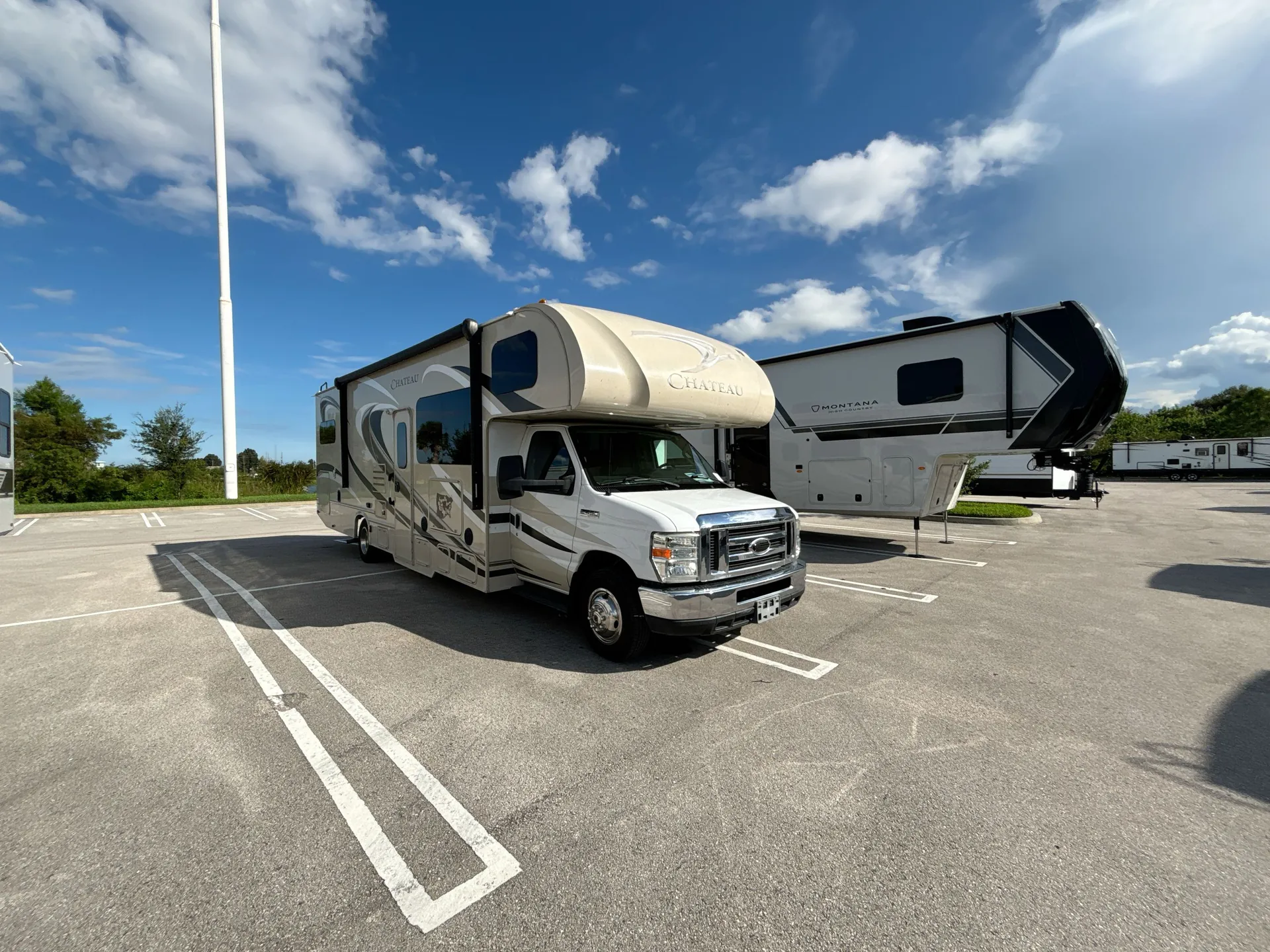 2016 Thor Motor Coach Chateau 31E - Photo 2