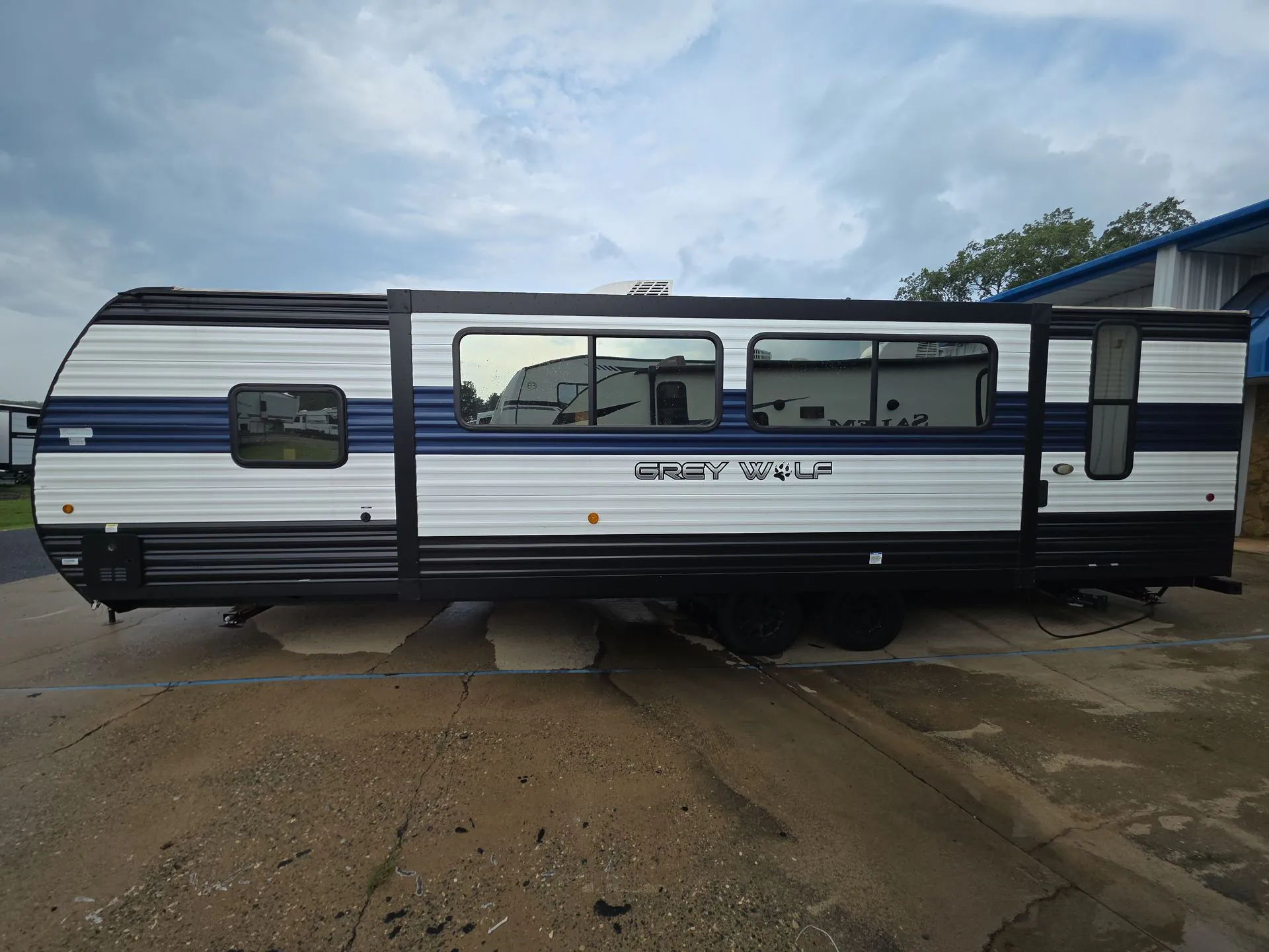 2024 Forest River Cherokee Grey Wolf 27DBH — Photo 5