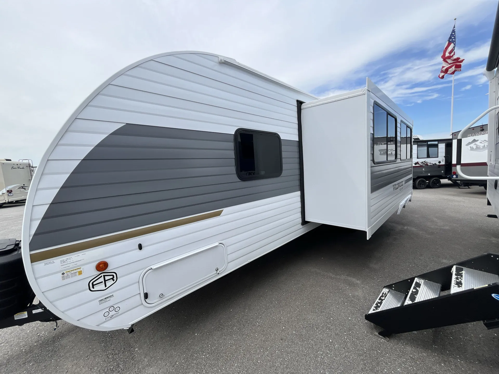 2027 Forest River Wildwood X-Lite 273QBXL — off campside