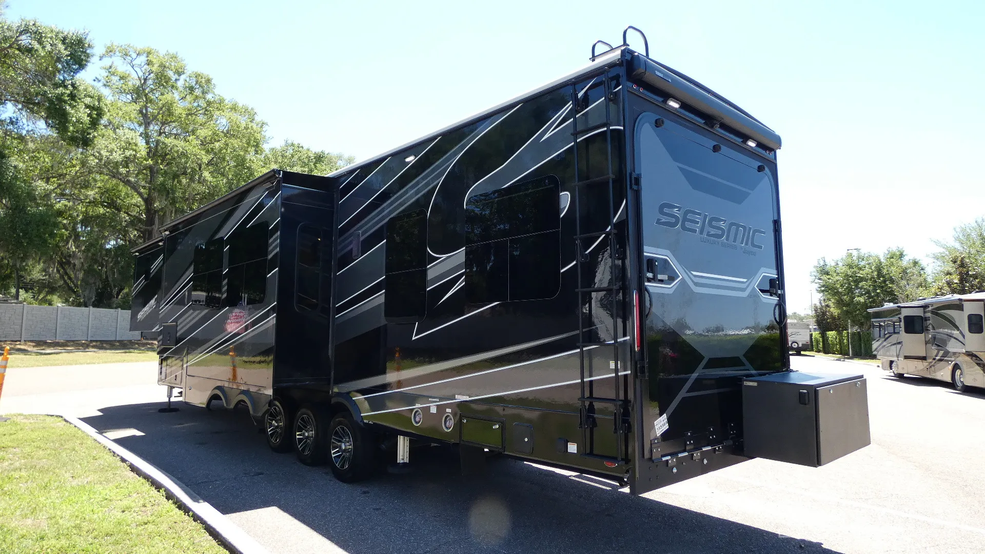 2023 Jayco Seismic 4113 - Photo 4