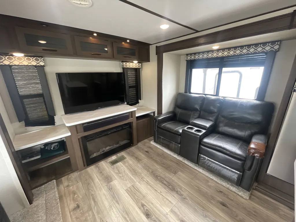 2020 Prime Time LaCrosse 3370MB, Photos photo 3
