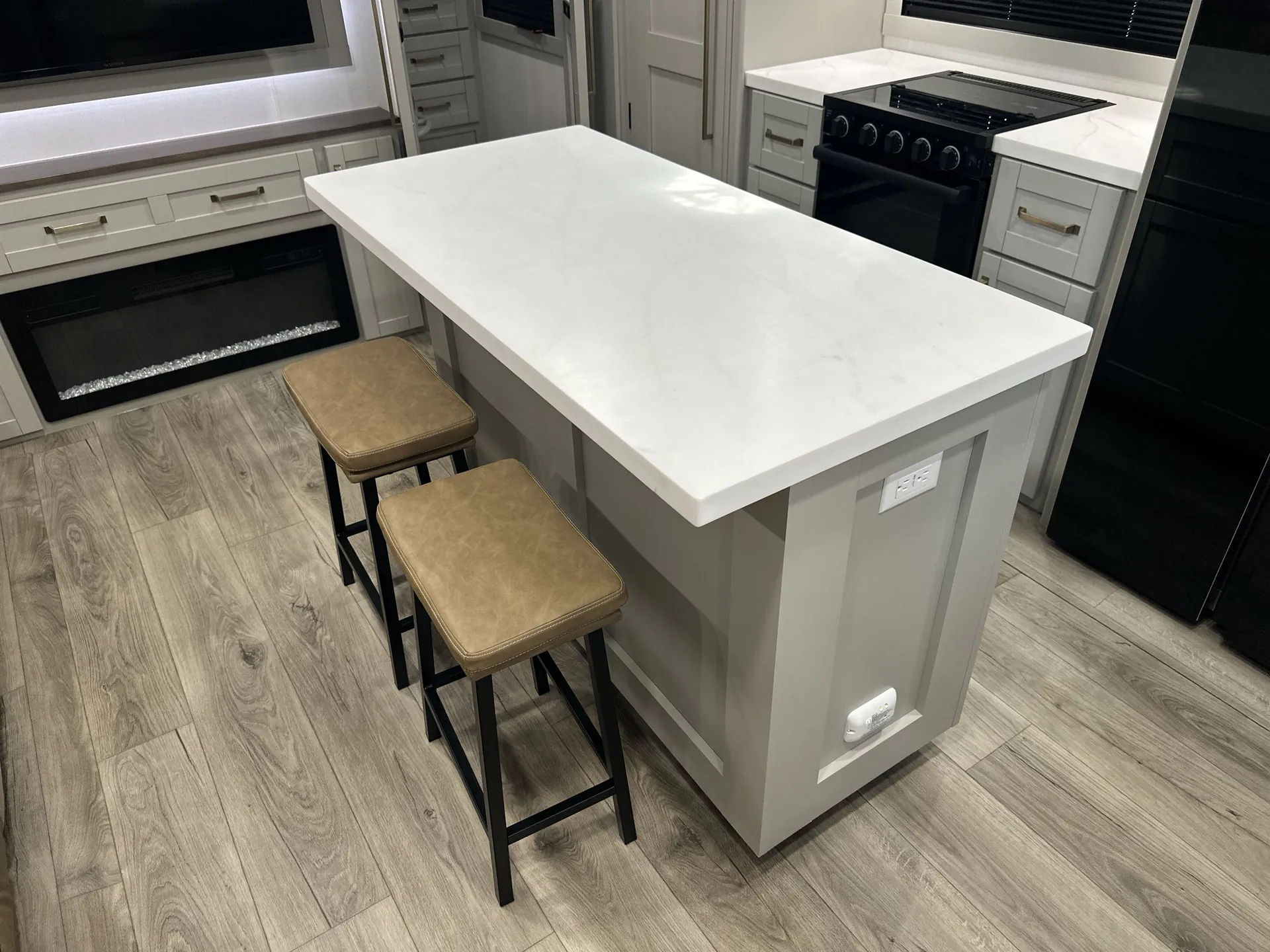 2024 Brinkley Model Z AIR 295 — living area main