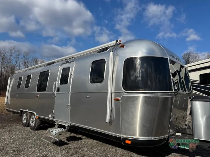 2024 Airstream Classic 33FB - Photo 2