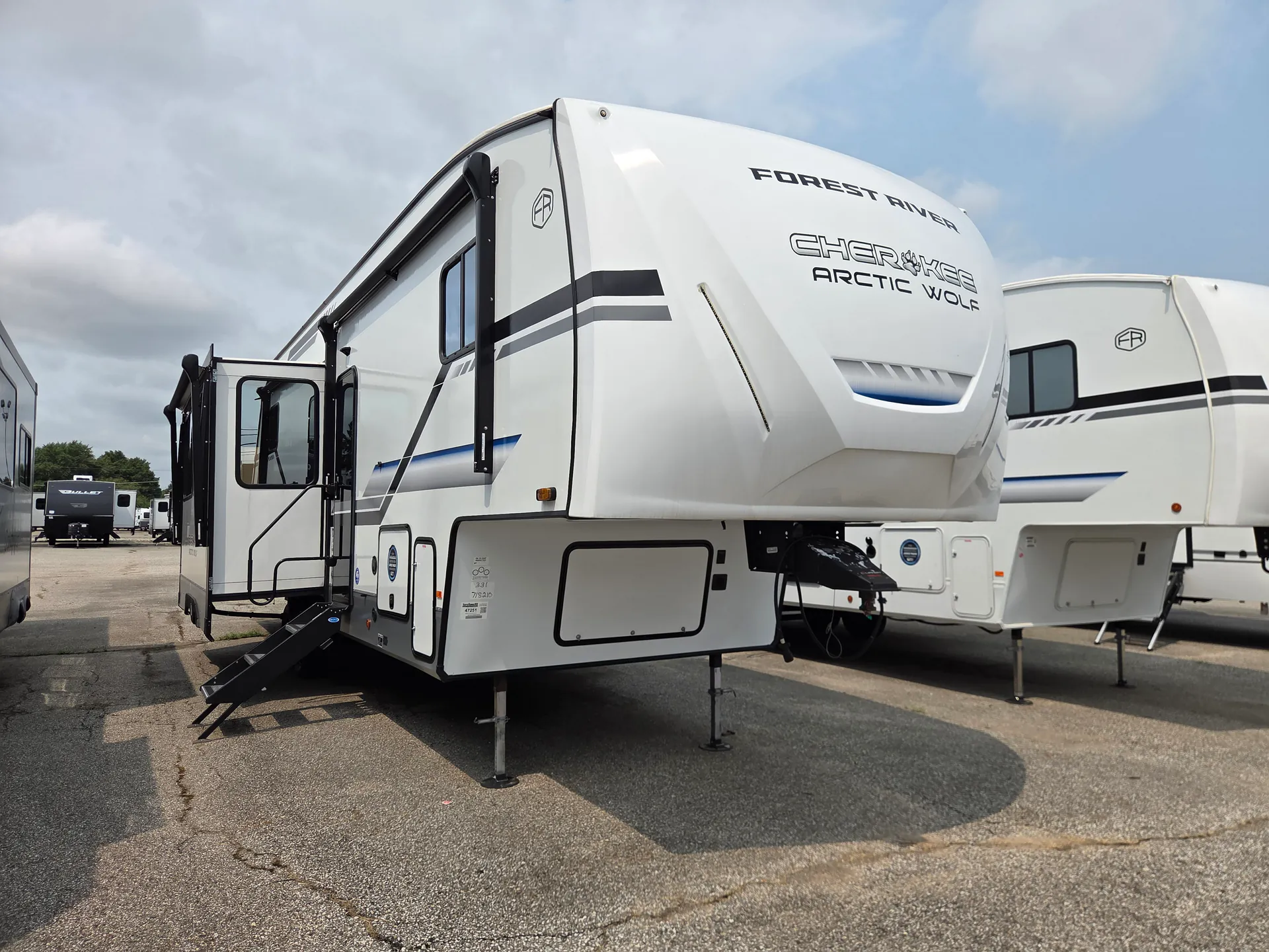 2025 Forest River Cherokee Arctic Wolf 331BH - Photo 2
