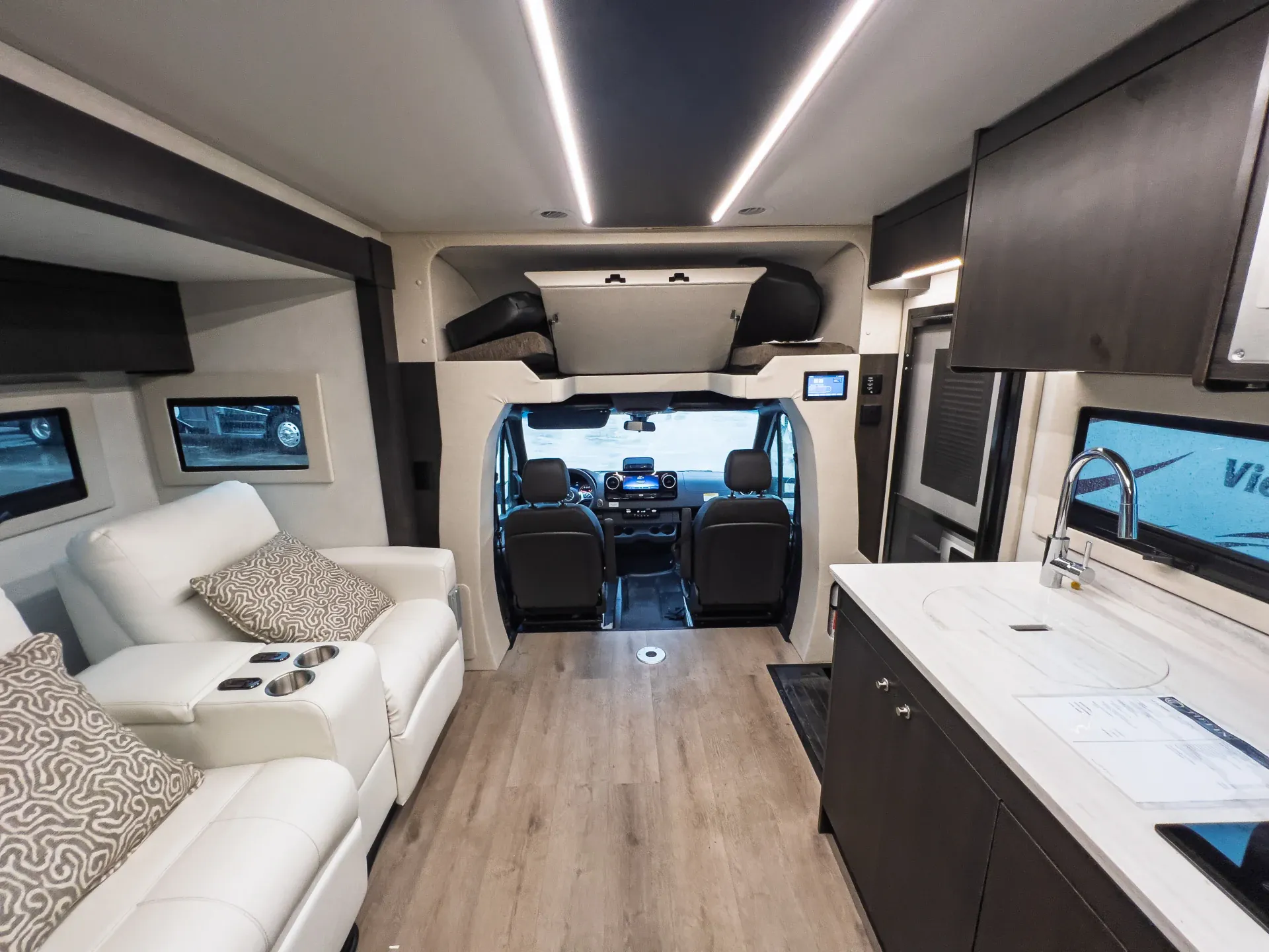2027 Tiffin Wayfarer 25 PW dealer photo 4 from La Mesa RV Center