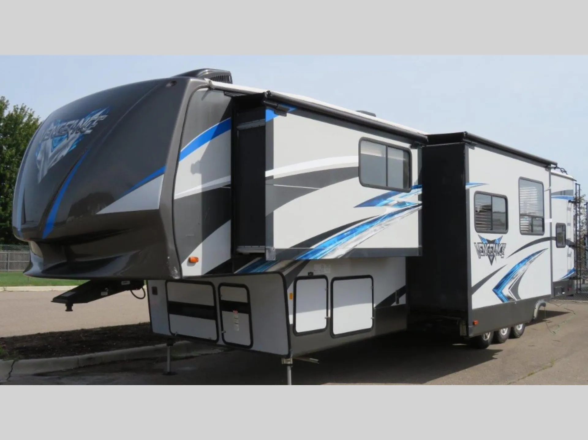 2018 Forest River Vengeance 420V12 - Photo 4