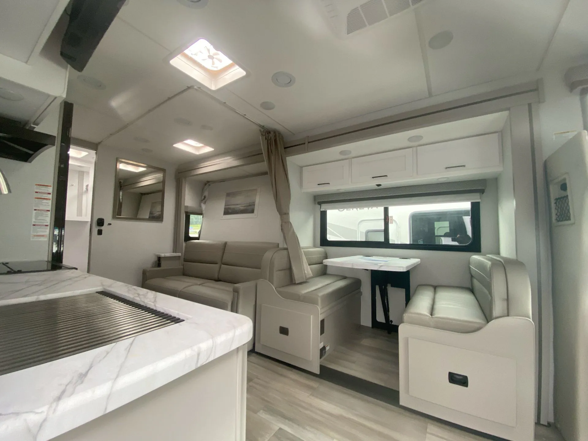 2026 Thor Motor Coach Geneva 24VT - Photo 3
