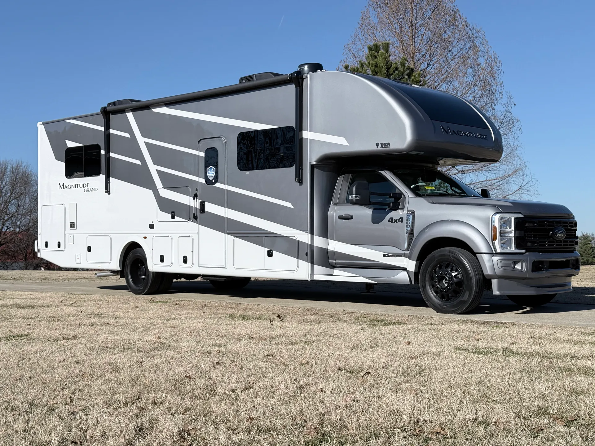 2026 Thor Motor Coach Magnitude Grand L35 - Photo 3