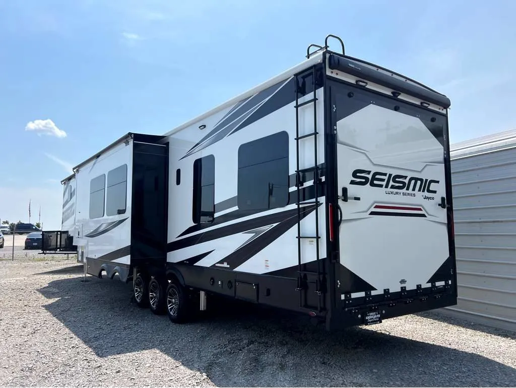 2025 Jayco Seismic Luxury Series 4113 - Photo 4